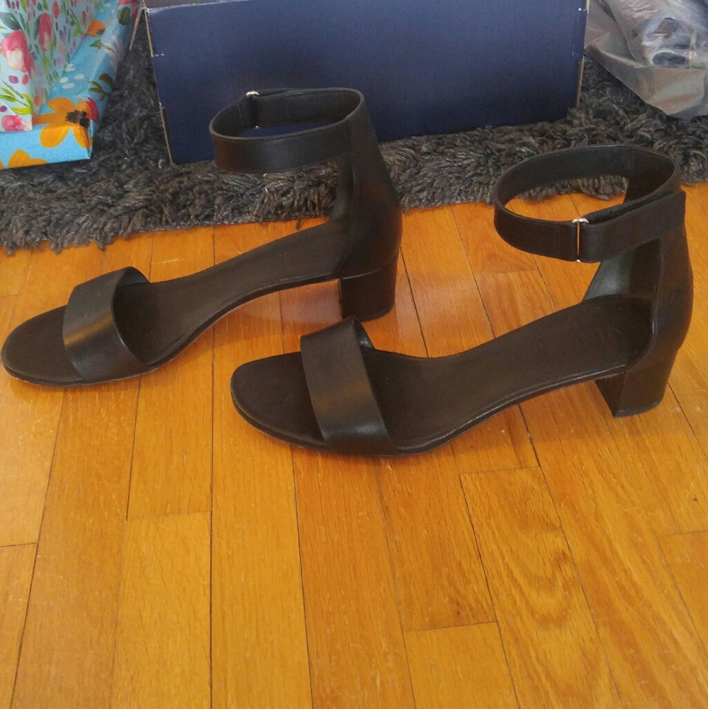 ⛔SOLD⛔ VINCE Black Ankle Strap Block Heel Sandal - Picture 6 of 11